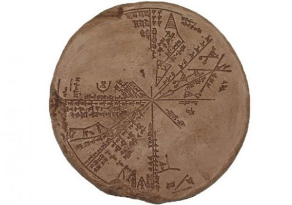 Trong bộ sưu tập của Bảo tàng Anh mang mã số K8538 có một tấm bản đồ thiên văn cổ đại bằng đất sét, được gọi là Planisphere. Đó là một tập hợp các hình vẽ phức tạp về các chòm sao và các ghi chú được khắc bởi một nhà thiên văn học Sumer cổ đại khi quan sát bầu trời.