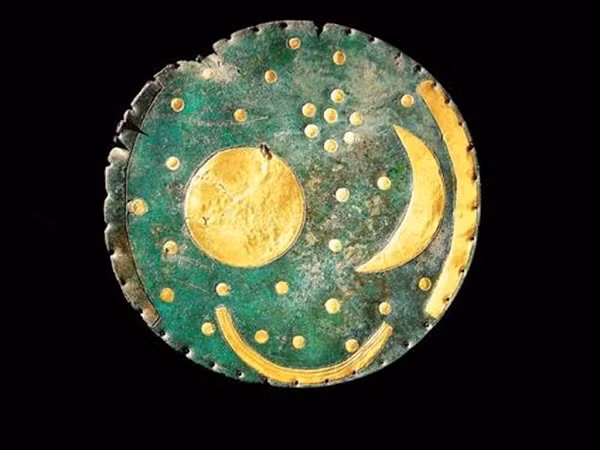 Trên đĩa khảm các biểu tượng bằng vàng, biểu thị một mặt trời hoặc mặt trăng, một mặt trăng lưỡi liềm và các vì sao (các vì sao tạo thành cụm sao Tua Rua – Pleiades). Hai vòng cung bằng vàng ở hai bên được thêm sau đó với độ mở một góc 820 thể hiện chính xác vị trí của mặt trời vào mùa hè và mùa đông tại vĩ tuyến Mittelberg.