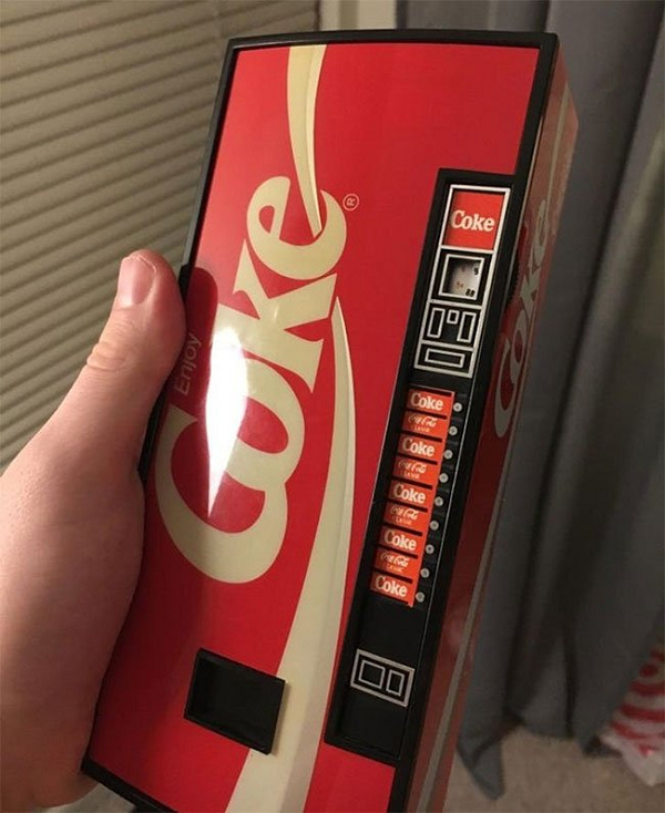 Chiếc radio tìm thấy trên gác xép tại một cửa hàng điện tử có thiết kế giống một chiếc máy bán nước tự động của Coca-Cola.