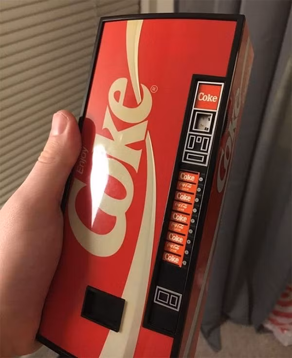 Chiếc radio tìm thấy trên gác xép tại một cửa hàng điện tử có thiết kế giống một chiếc máy bán nước tự động của Coca-Cola.