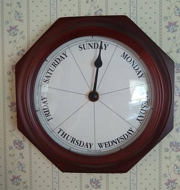 Đồng hồ đo thời gian trên thang đo thời gian của một tuần thay vì 12 giờ như những chiếc đồng hồ khác.