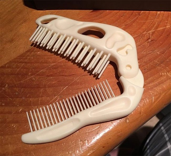 Chiếc lược được thiết kế theo mô hình đầu của khủng long bạo chúa.