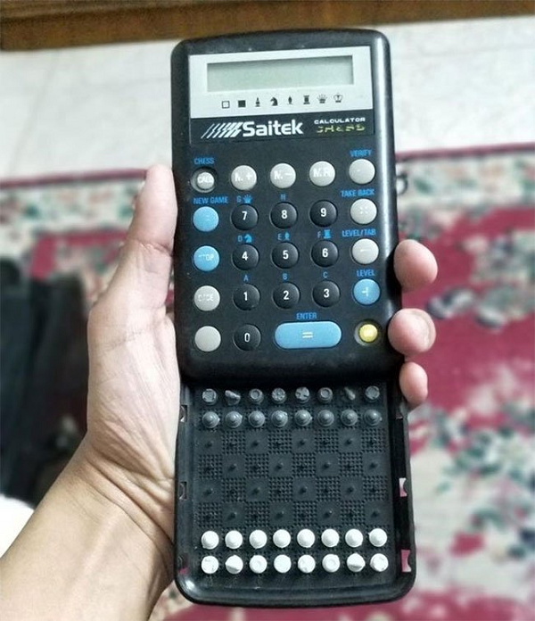 Máy tính với một bàn cờ được kết hợp 2 trong 1.