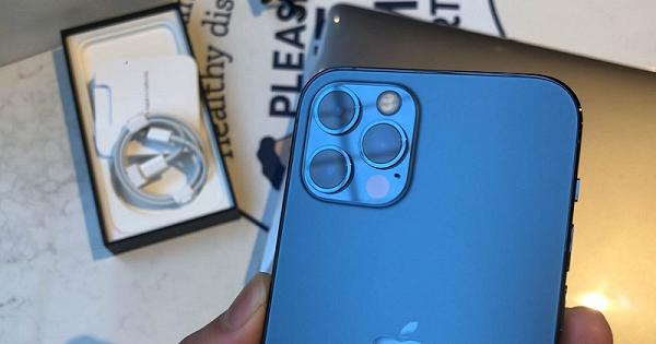 Trước đó, iPhone 12 cũng gặp lỗi không nhận được tin nhắn, đặc biệt gửi từ điện thoại Android. Hàng loạt phản hồi của người dùng cho thấy iPhone 12 hoạt động không ổn định khiến việc liên lạc gặp trục trặc, gây phiền phức khi sử dụng.