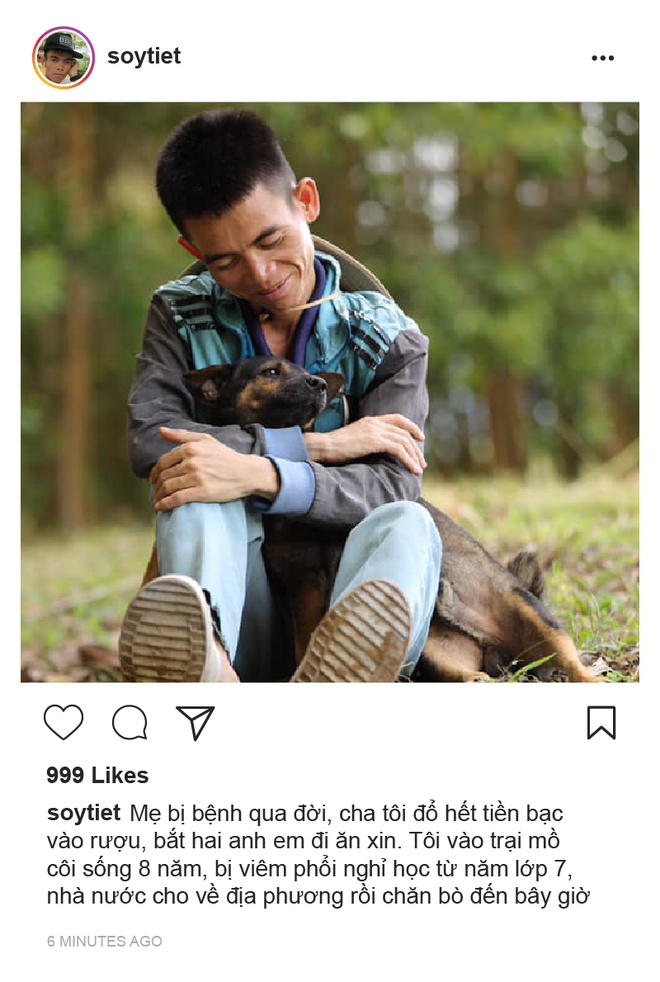 Lí do sức khỏe đã khiến anh chàng phải nghỉ học từ năm lớp 8, Sô Y Tiết được trại mồ côi trả lại địa phương, ở một năm với bác trai và sau đó đã được mẹ nuôi (người nhận nuôi em gái lúc trước) nhận về, sống với bà từ năm 2010 đến nay.