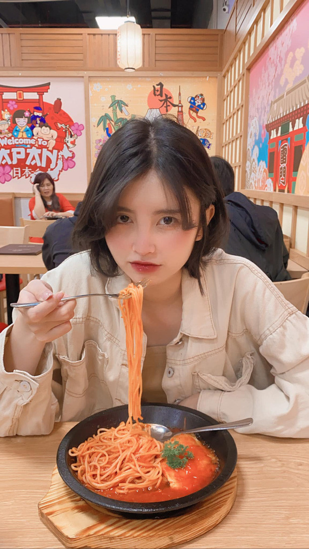 Tuy vậy, cô lại là một cô gái tuy năng động nhưng lại khá dịu dàng và có phần truyền thống.