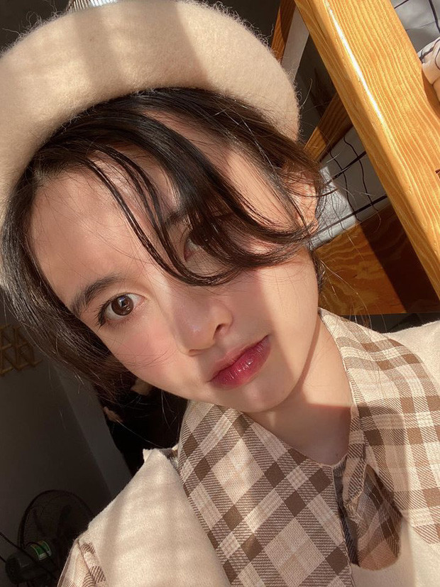 Hot Teen Huyền Trang (six) sinh ngày 23-6-2000 tại Thành phố Hồ Chí Minh, hiện đang là sinh viên ngành Truyền thông đa phương tiện của Đại học FPT và cũng là "hot face" sở hữu hàng chục nghìn follower trên MXH.