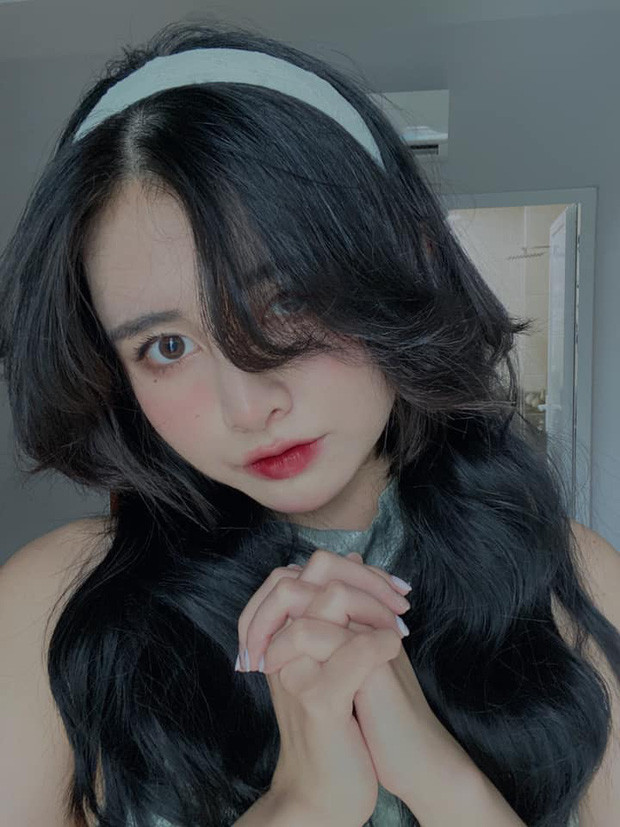 Tuy nhiên, học được một thời gian, Huyền Trang lại có cảm hứng với ngành truyền thông và mong muốn sẽ trở thành quản lý của "Sếp Tùng" - Sơn Tùng MTP nên Huyền Trang đã thay đổi ngành học và có thể coi đây chính là động lực để cô nàng đưa ra quyết định đầy táo bạo đó.