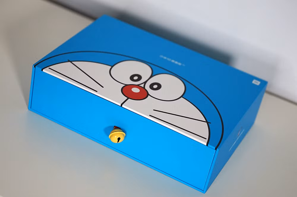 Trước đó, Xiaomi cũng từng cho ra mắt mẫu smartphone hình chú mèo Doraemon cực dễ thương nhân dịp kỷ niệm 50 năm lần đầu tiên nhân vật Doraemon xuất hiện tới công chúng độc giả.