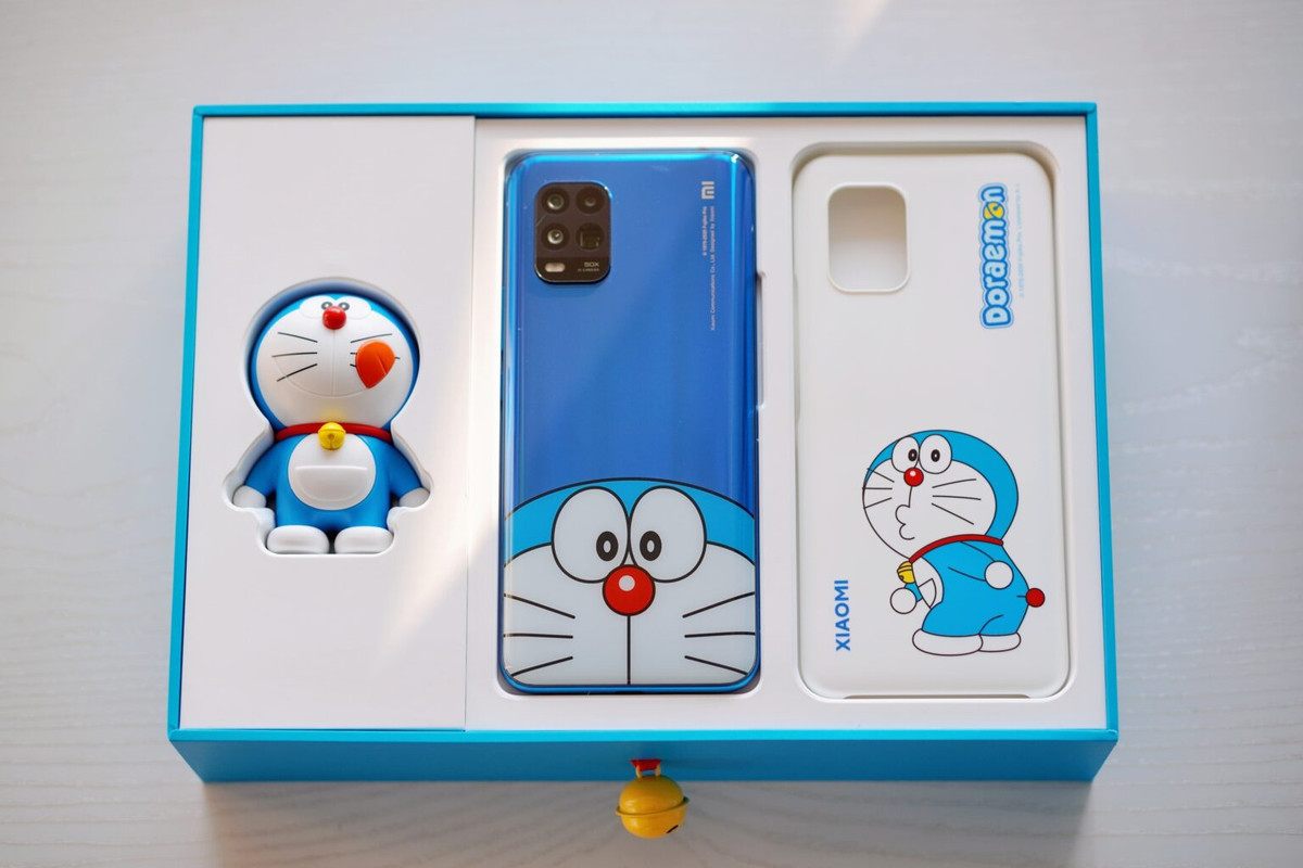 Mi 10 Youth Doraemon Edition phiên bản đặc biệt thiết kế vẫn giống hệt phiên bản Mi 10 Youth tiêu chuẩn, bao gồm một màn hình 6.57 inch sử dụng tấm nền AMOLED với thiết kế “giọt nước”.