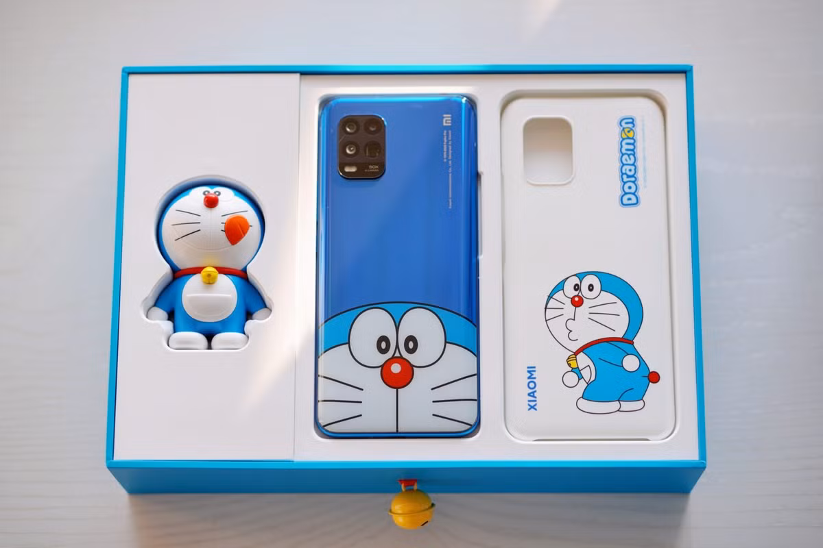 Mi 10 Youth Doraemon Edition phiên bản đặc biệt thiết kế vẫn giống hệt phiên bản Mi 10 Youth tiêu chuẩn, bao gồm một màn hình 6.57 inch sử dụng tấm nền AMOLED với thiết kế “giọt nước”.