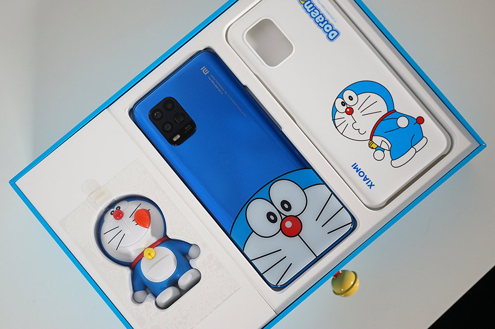 Bên trong hộp bao gồm một bức tượng Doraemon nhỏ, Mi 10 Youth với mặt lưng hình Doraemon và một chiếc ốp màu trắng in hình Doraemon cực kỳ dễ thương. Máy cũng đi kèm các phụ kiện cơ bản như củ sạc, cáp sạc…
