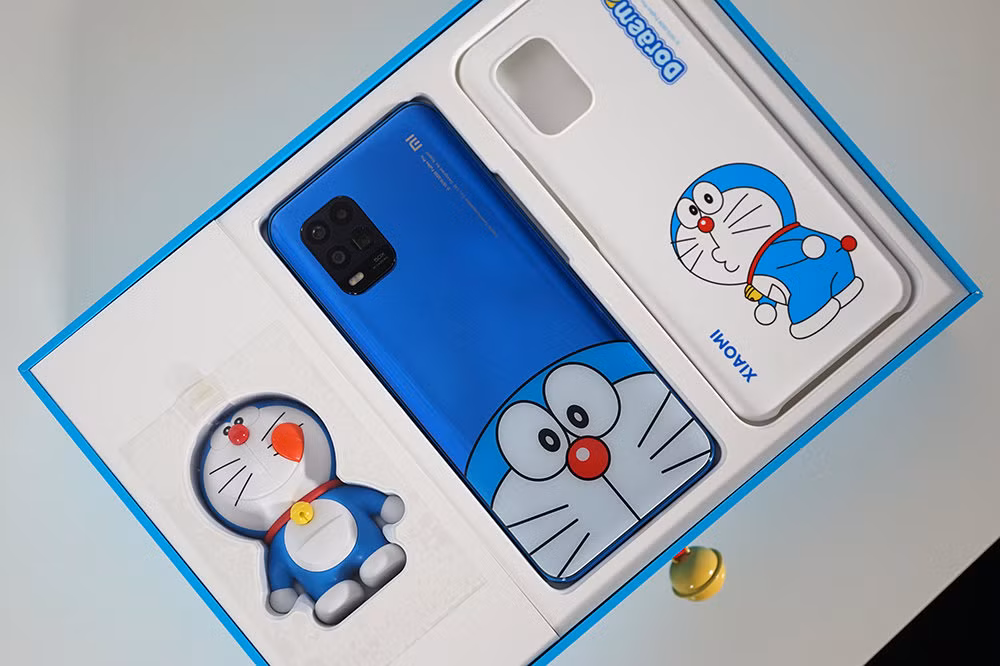 Bên trong hộp bao gồm một bức tượng Doraemon nhỏ, Mi 10 Youth với mặt lưng hình Doraemon và một chiếc ốp màu trắng in hình Doraemon cực kỳ dễ thương. Máy cũng đi kèm các phụ kiện cơ bản như củ sạc, cáp sạc…