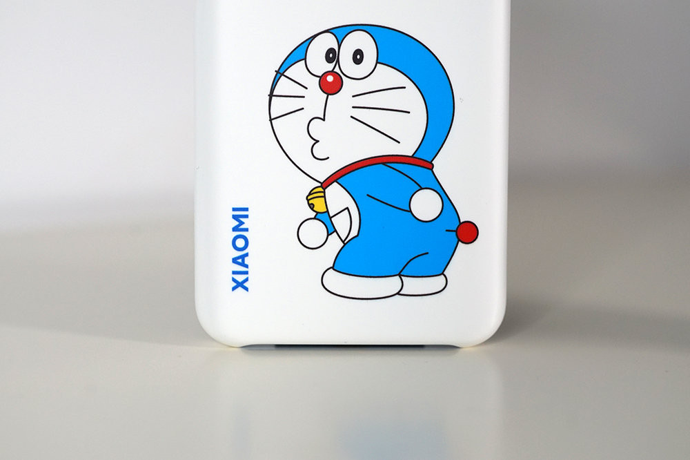 Mặt lưng của Mi 10 Youth bản Doraemon đặc biệt có tông màu xanh đậm đặc trưng và khắc họa nửa khuôn mặt của mèo máy Doraemon.