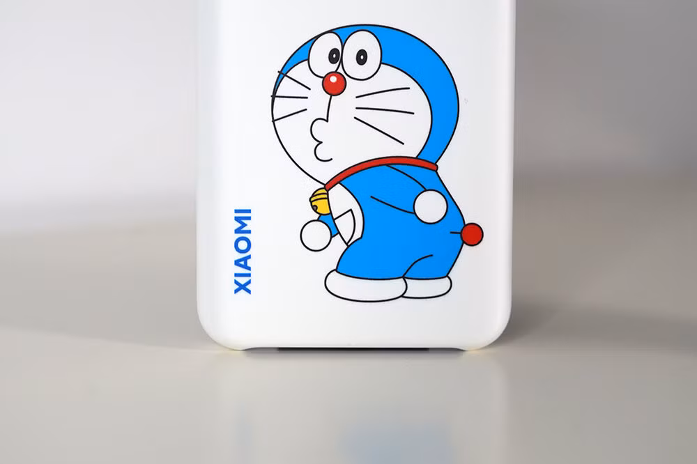 Mặt lưng của Mi 10 Youth bản Doraemon đặc biệt có tông màu xanh đậm đặc trưng và khắc họa nửa khuôn mặt của mèo máy Doraemon.