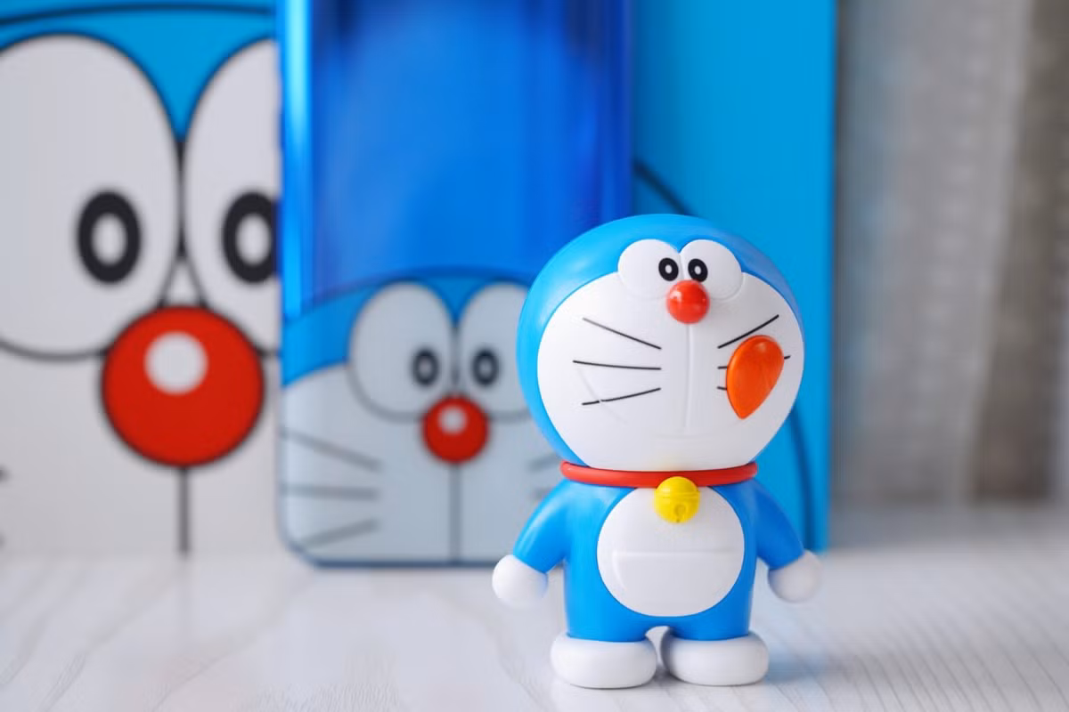 Mặt lưng của máy nổi bật với cụm 4 camera xếp thành hình vuông.