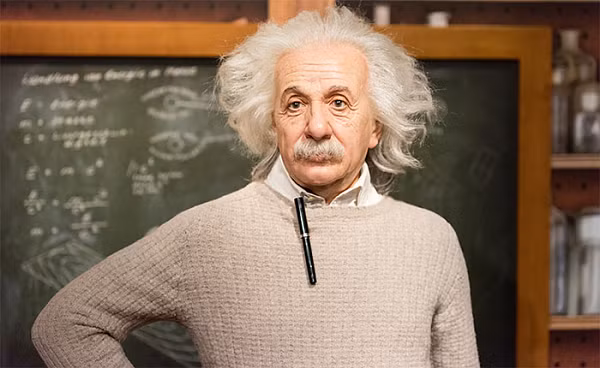 Einstein luôn nghĩ rằng công việc khiêm tốn của ông tại văn phòng Bằng sáng chế Chính phủ ở Bern là tất cả những gì bản thân mong muốn, kể cả khi mức lương cho việc này khá thấp và tính chất công việc thì cực kỳ nhàm chán.