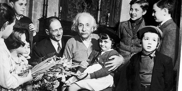 Nhiều thói quen như chợp mắt một giây, đi dạo hàng ngày, ăn mì Ý có thể đóng vai trò quan trọng giúp nhà bác học Albert Einstein tư duy.