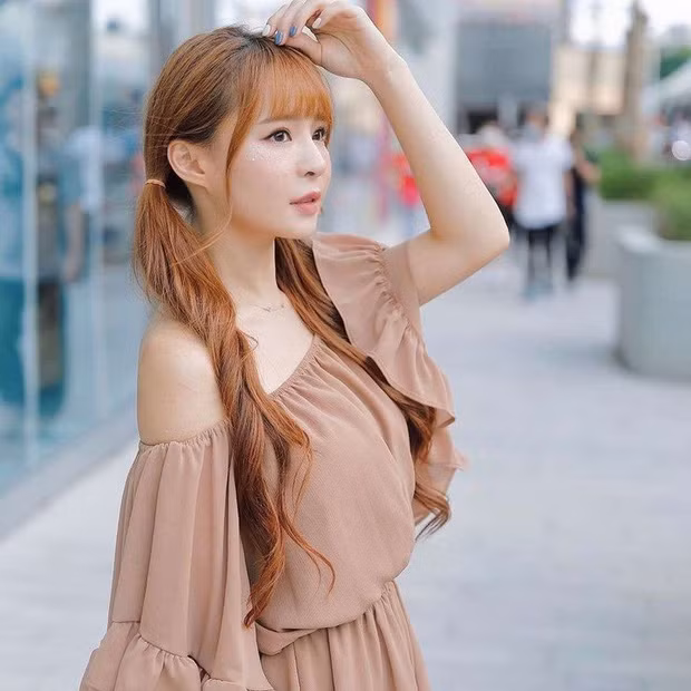 Cô được mệnh danh là "nàng thơ" trong giới streamer nhờ có gương mặt xinh đẹp, ăn ảnh cùng thân hình gợi cảm.