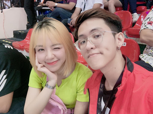 Hà Tiều Phu nổi tiếng trong giới LMHT với hình tượng boy 1 champ Olaf, Hoàng Thu Hường sở hữu kỹ năng cá nhân cao trong số các streamer nữ LMHT xứng đáng là cặp đôi trai tài gái sắc.