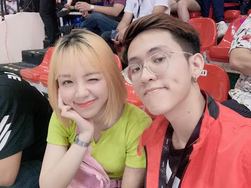 Hà Tiều Phu nổi tiếng trong giới LMHT với hình tượng boy 1 champ Olaf, Hoàng Thu Hường sở hữu kỹ năng cá nhân cao trong số các streamer nữ LMHT xứng đáng là cặp đôi trai tài gái sắc.