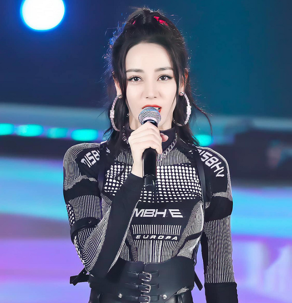 Mỹ nhân Tân Cương Địch Lệ Nhiệt Ba với tạo hình đậm chất game thủ nhưng không kém phần gợi cảm của khi tham gia cổ vũ giải đấu cúp quốc tế PEC 2020.