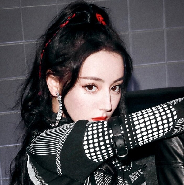 Nhiều bằng chứng cho rằng Địch Lệ Nhiệt Ba đã sử dụng tài khoản thi đấu của một tuyển thủ chuyên nghiệp.