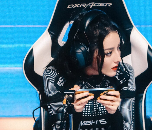 Có thể thấy cô nàng là một người chơi game mới và không năm rõ luật khi tham gia chơi.