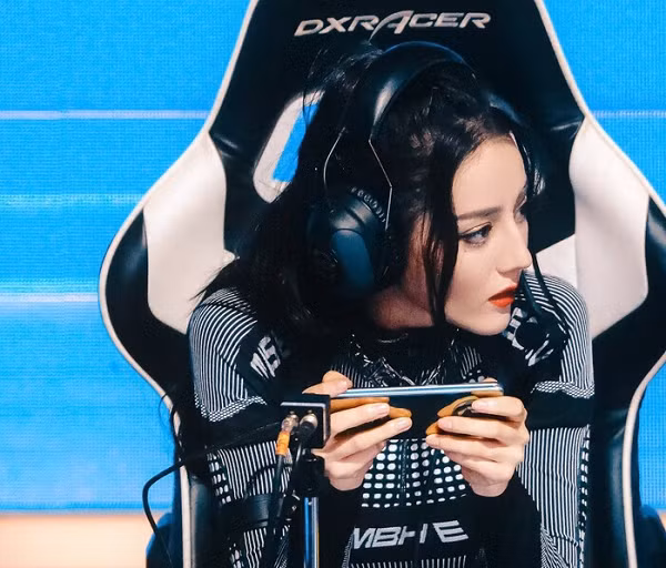 Có thể thấy cô nàng là một người chơi game mới và không năm rõ luật khi tham gia chơi.