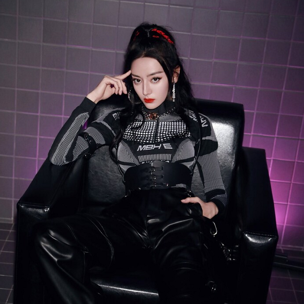 Bốn nghệ sĩ có mặt ở trận thi đấu này với tư cách là người đại diện của game và họ sẽ trở thành người hỗ trợ cho các game thủ.