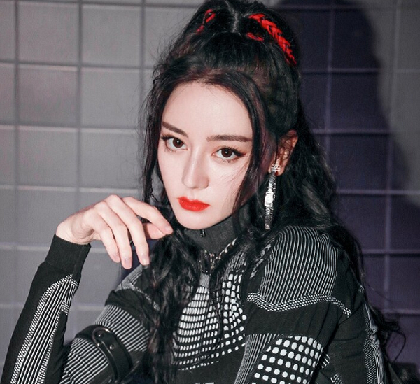 Khi tham gia thi đấu giao lưu cùng fan, Địch Lệ Nhiệt Ba khiến dân mạng hoài nghi về khả năng cũng như mức độ am hiểu game của chính người đẹp dù bản thân đang là đại sứ hình ảnh.