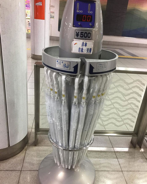 Một máy bán ô tự động trên đường phố Nhật Bản.