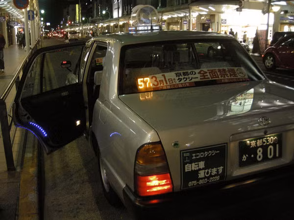 Cửa xe taxi ở Nhật Bản tự động mở một khi xe dừng ngay trước khách hàng.