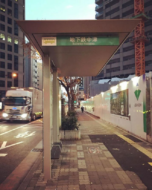 Trạm dừng xe bus tại Nhật được thiết kế quay lưng vào trong để tránh bụi hay nước tạt vào khách chờ.