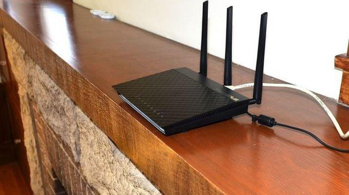 Nếu sử dụng router WiFi có 2 ăng-ten, nên đặt chúng vuông góc với nhau (một đứng thẳng và một nằm ngang) để tín hiệu WiFi được phủ rộng nhất. Nếu muốn tín hiệu mạnh tại một vị trí, hãy hướng tất cả ăng-ten về nơi đó.