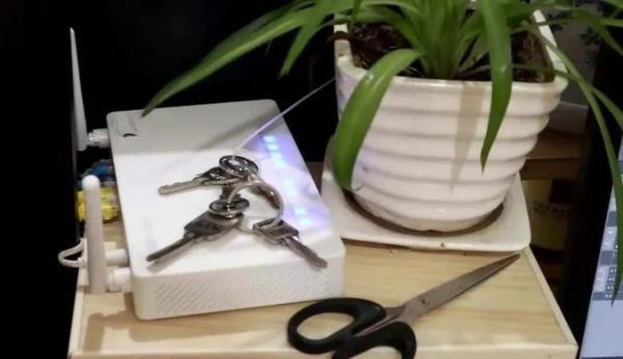 Đặt đồ vật kim loại gần bộ phát WiFi sẽ cản trở tín hiệu khiến tốc độ WiFi giảm.