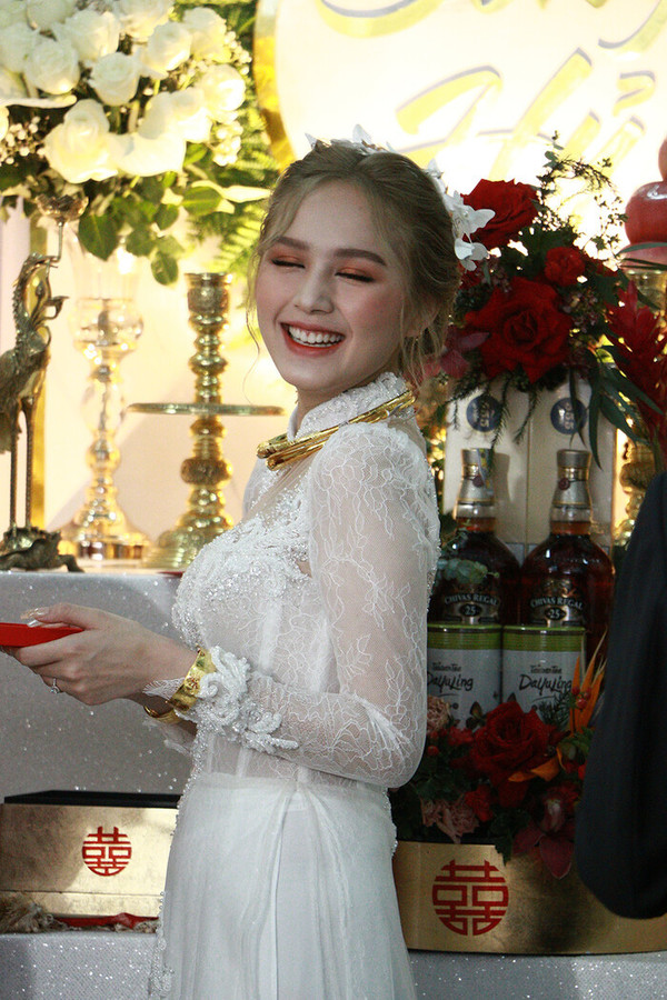 Cô dâu xinh đẹp rạng ngời chiếm trọn spotlight.