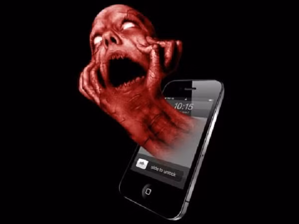 Khi gọi vào số điện thoại này, bạn sẽ nhận được ba cuộc gọi khác cùng các tin nhắn thoại mờ ám, rùng rợn. Tin đầu tiên là tiếng gào thét điên loại, tin thứ hai là một bài hát ma quỷ và cuối cùng là tiếng thì thầm.