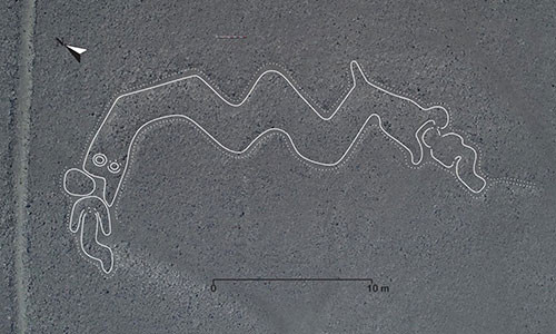 Geoglyph mô tả con rắn hai đầu sắp nuốt chửng người.