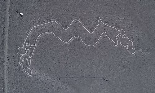 Geoglyph mô tả con rắn hai đầu sắp nuốt chửng người.