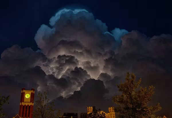 Hình ảnh một cơn bão đang di chuyển qua thị trấn.