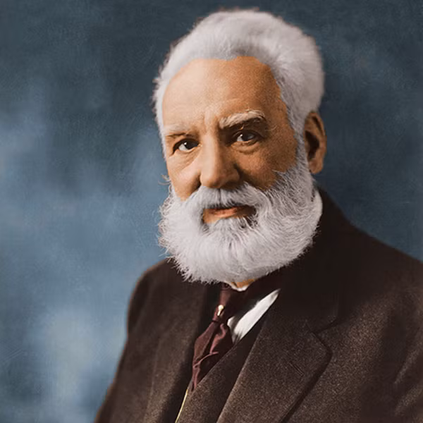 7. Alexander Graham Bell là người đã phát minh ra chiếc điện thoại đầu tiên trên thế giới, dù chiếc điện thoại của ông chỉ ra đời nhờ một sơ suất ngoài ý muốn.