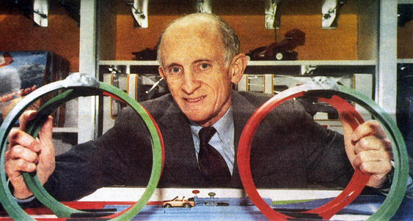 5. Jerome "Jerry" Hal Lemelson sở hữu đến 605 bằng sáng chế trong cuộc đời mình trong đó có rất nhiều món đồ quan trọng, có thể kể sơ sơ ra như: nhà kho tự động, robot công nghiệp, điện thoại không dây, máy fax, máy ghi hình, máy quay phim, băng video và cassette…