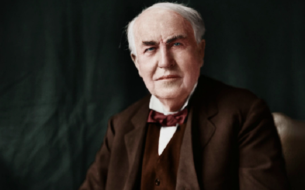 8. Thomas Edison dù không phải là người phát minh ra bóng đèn điện nhưng ông đã hoàn tất ý tưởng từ các nhà phát minh trước đó, đem áp dụng vào thực tiễn và thương mại hóa.
