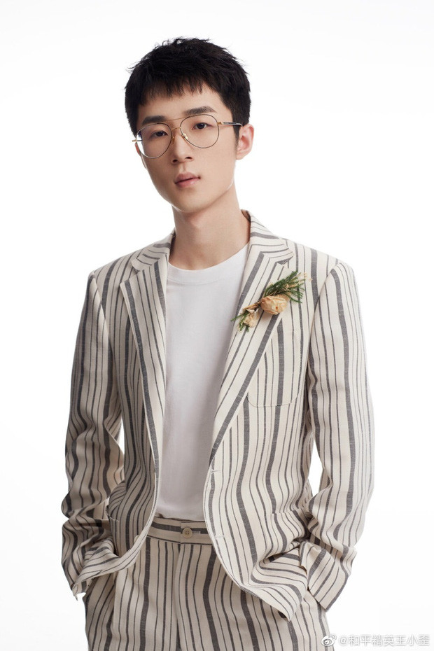 Với nhan sắc chuẩn hotboy và lối trò chuyện cực duyên, Vương Tiểu Oai sở hữu lượng fan đông đảo.