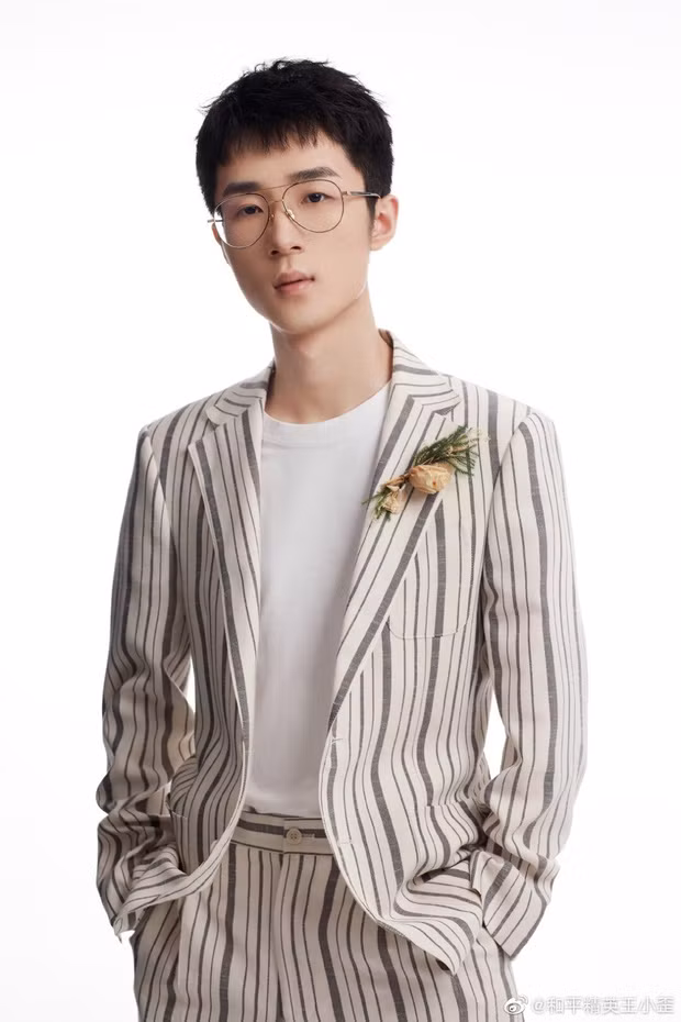 Với nhan sắc chuẩn hotboy và lối trò chuyện cực duyên, Vương Tiểu Oai sở hữu lượng fan đông đảo.