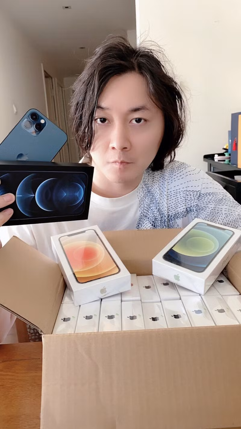 Anh chàng đã không tiếc tiền mua một thùng iPhone 12 để tặng cho các fan hâm mộ của mình khiến ai cũng phải nể phục.