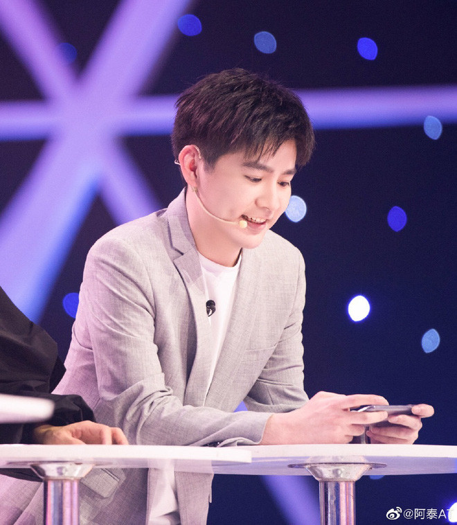 Nghề tay trái của AT là streamer Vương Giả Vinh Diệu trên nền tảng HuYa và được fan ưu ái đặt cho cái tên "minh tinh eSports", "Thái đáng yêu" bởi nhan sắc điển trai và có phần đáng yêu của anh chàng.