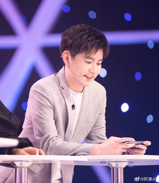 Nghề tay trái của AT là streamer Vương Giả Vinh Diệu trên nền tảng HuYa và được fan ưu ái đặt cho cái tên "minh tinh eSports", "Thái đáng yêu" bởi nhan sắc điển trai và có phần đáng yêu của anh chàng.