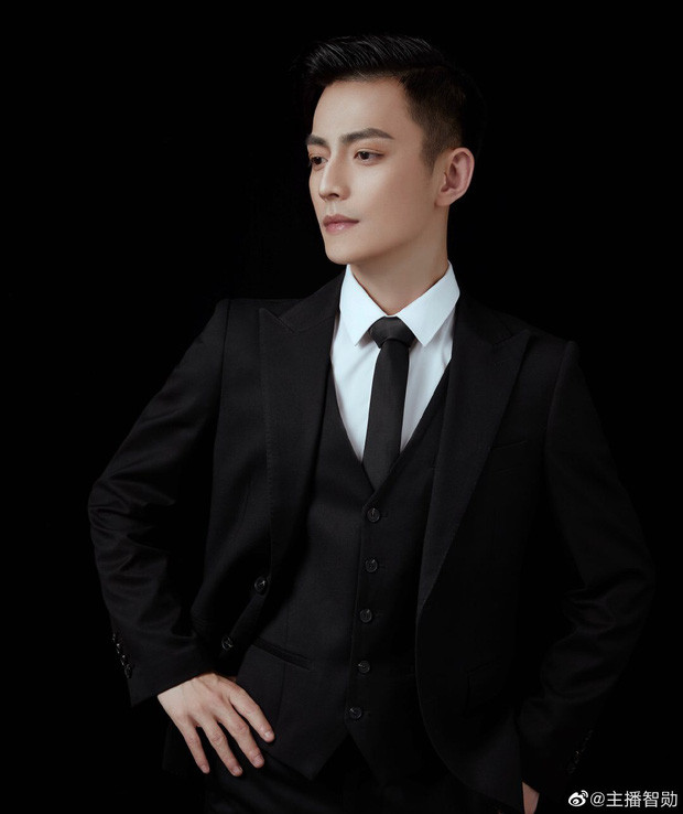 Trí Huân tên thật là Hứa Cương là streamer LMHT nổi tiếng tại nền tảng DouYu với hơn 18.000 người theo dõi.